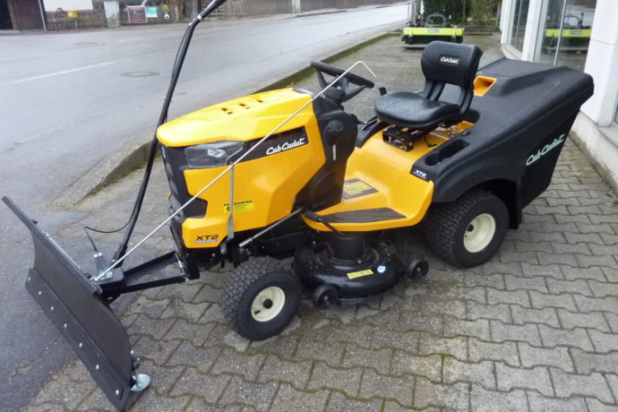 Cub Cadet Rasentraktor mit Schneeräumschild